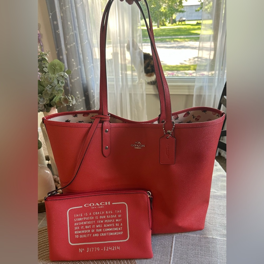 RARE Coach Reversible City Tote Strawberry Print and Pouch - Red and White - EUC - Picture 4 of 4